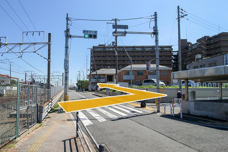 横断歩道を渡って道路の反対側を直進します。